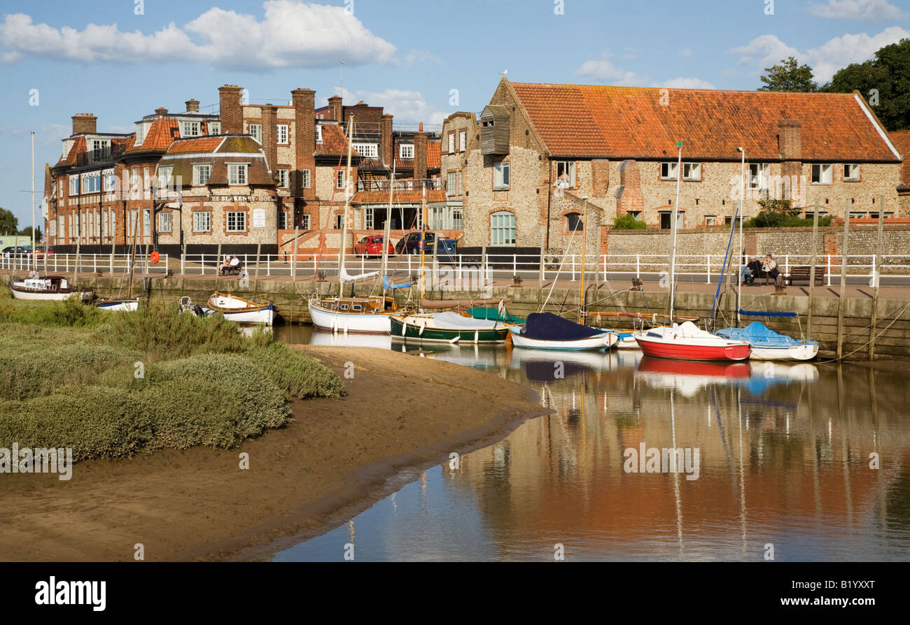 Reflexionen von kleinen Booten und Sportboote auf der Uferpromenade am Blakeney Hafen an der North Norfolk-Küste. Stockfoto