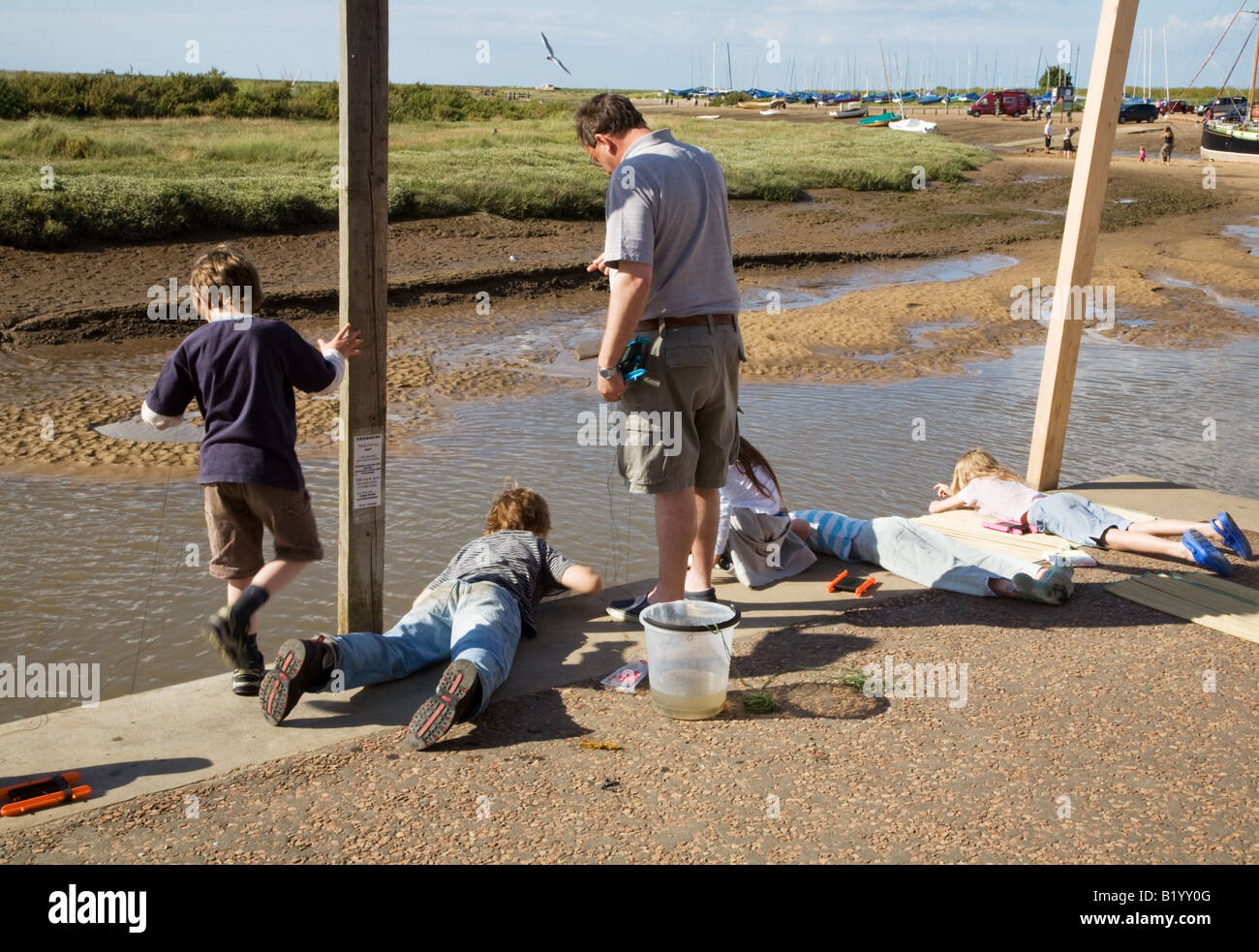 Familientätigkeit fangen Krebse am Fluss Glaven, Blakeney Hafen, Norfolk Stockfoto