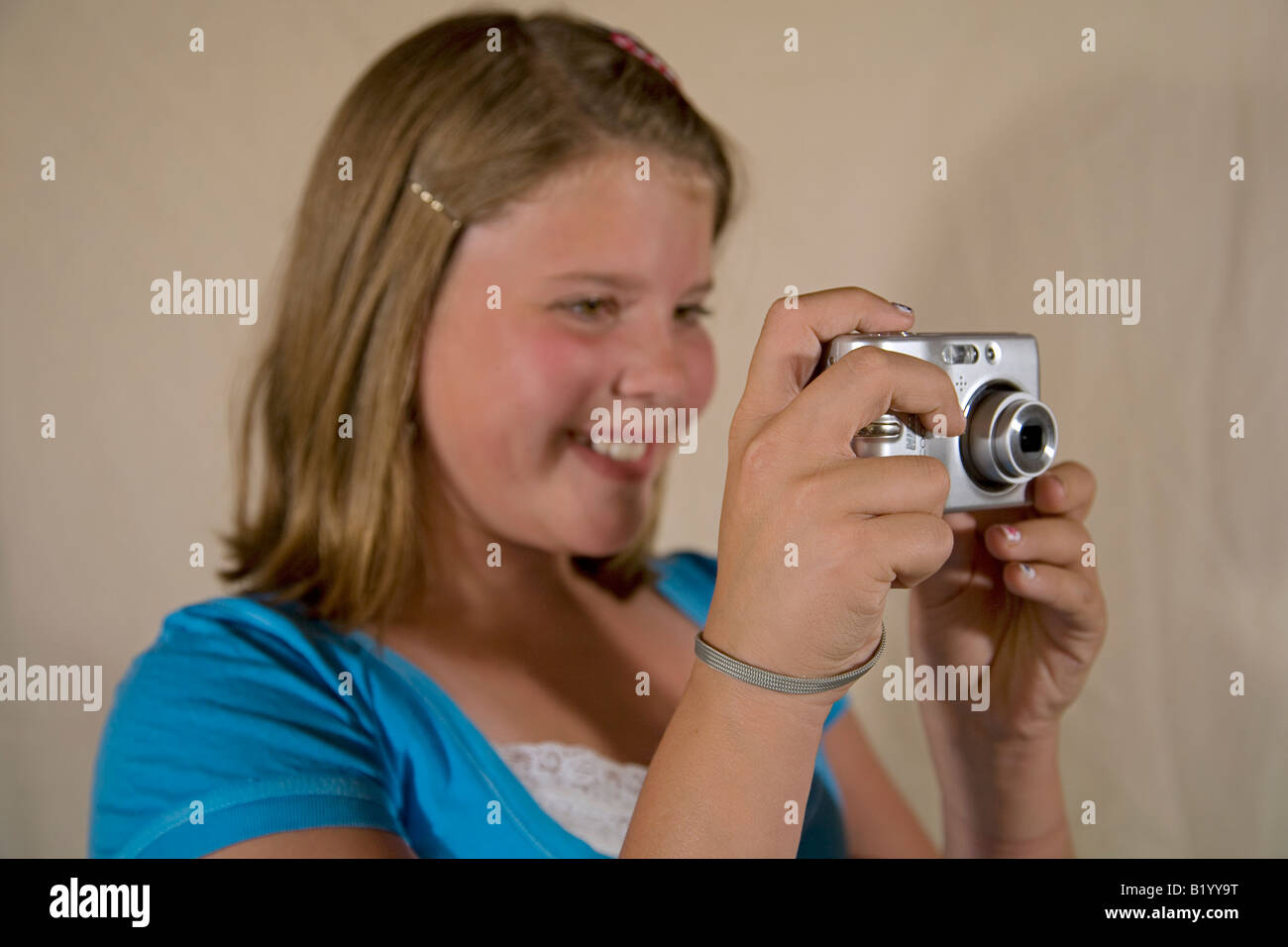 USA OREGON A junge Mädchen nimmt ein Foto mit einer high-End-Digitalkamera mit Handschlaufe Stockfoto