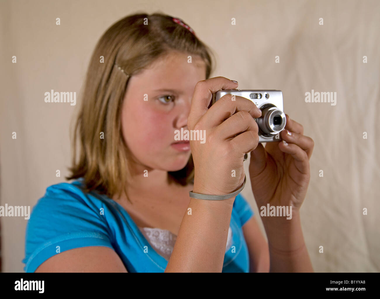Ein junges Mädchen nimmt ein Foto mit einer high-End-Digitalkamera Stockfoto