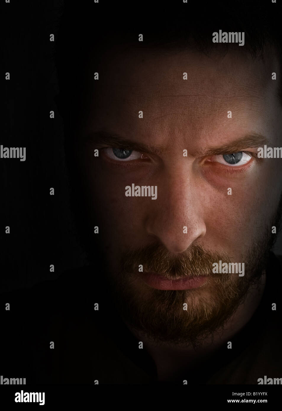 Böser mann Fotos und Bildmaterial in hoher Auflösung Alamy