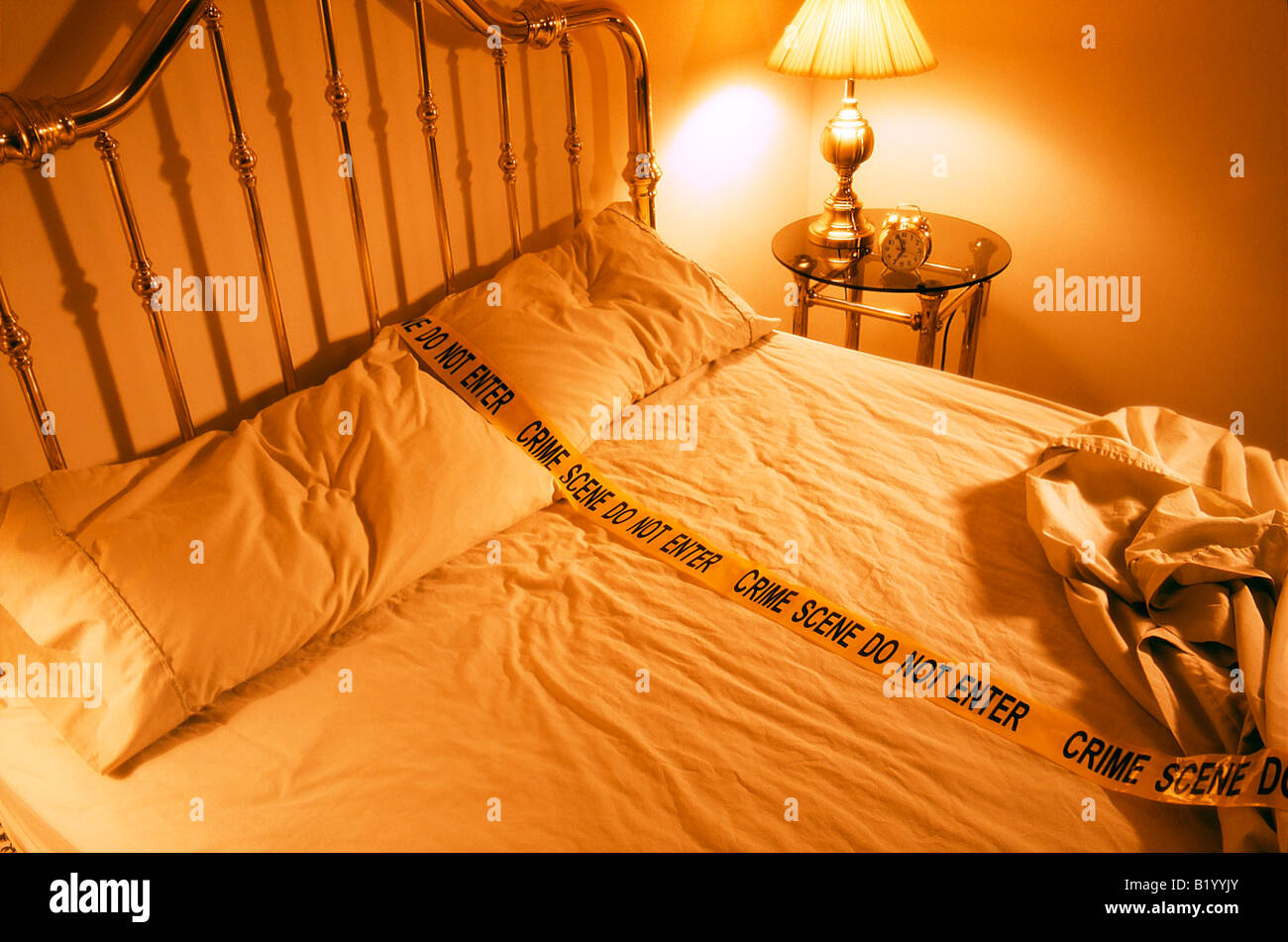Ungemachten Bett mit Polizei-Verbrechen-Szene-Band Stockfoto