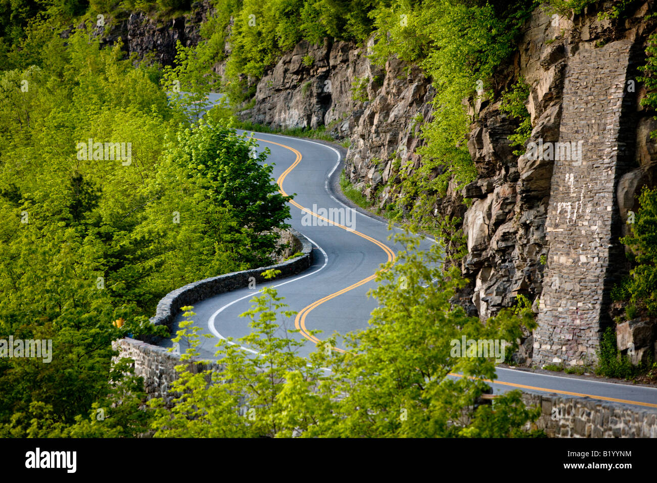 Verdrehen der Straße am Rande eines Berges einige Meilen hinter Port Jervis, NY USA Stockfoto