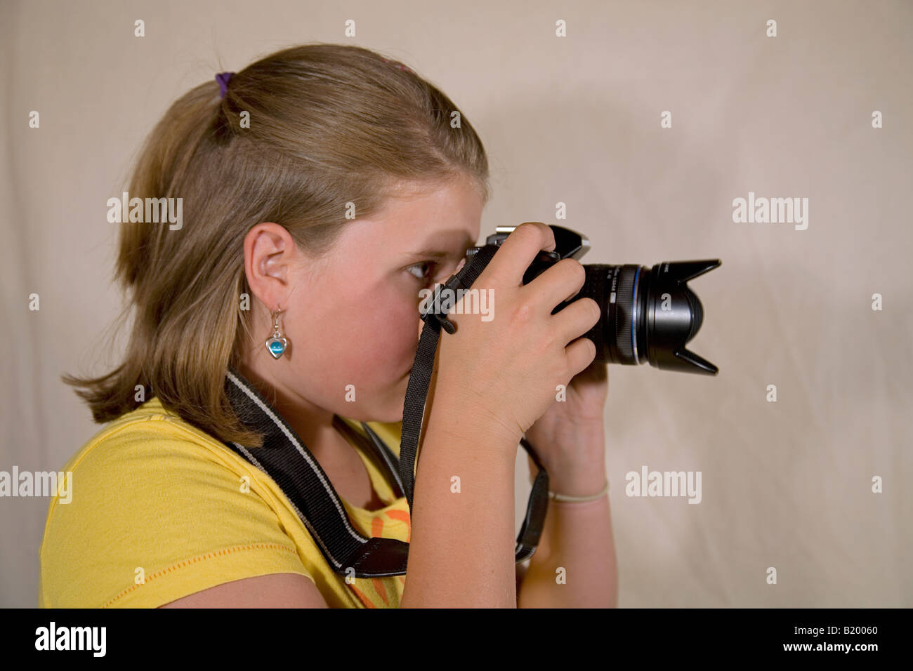 Ein Teenager im Alter von Mädchen mit dem Fotografieren mit einer digitalen SLR-Kamera Stockfoto