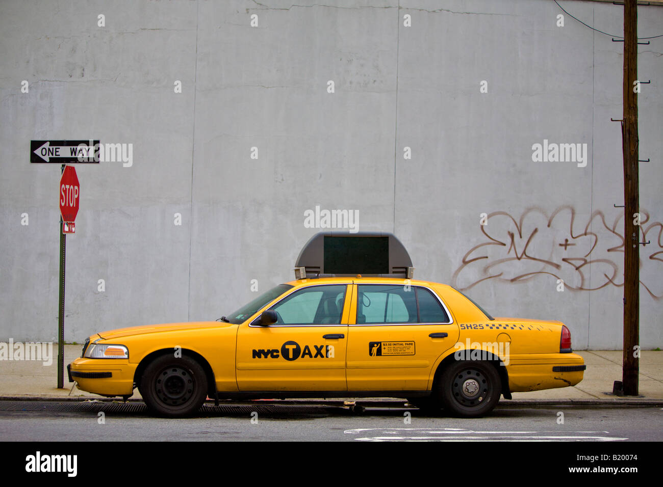 New York City Yellow Taxi Taxi Parken auf der Straße von Queens New York USA Stockfoto