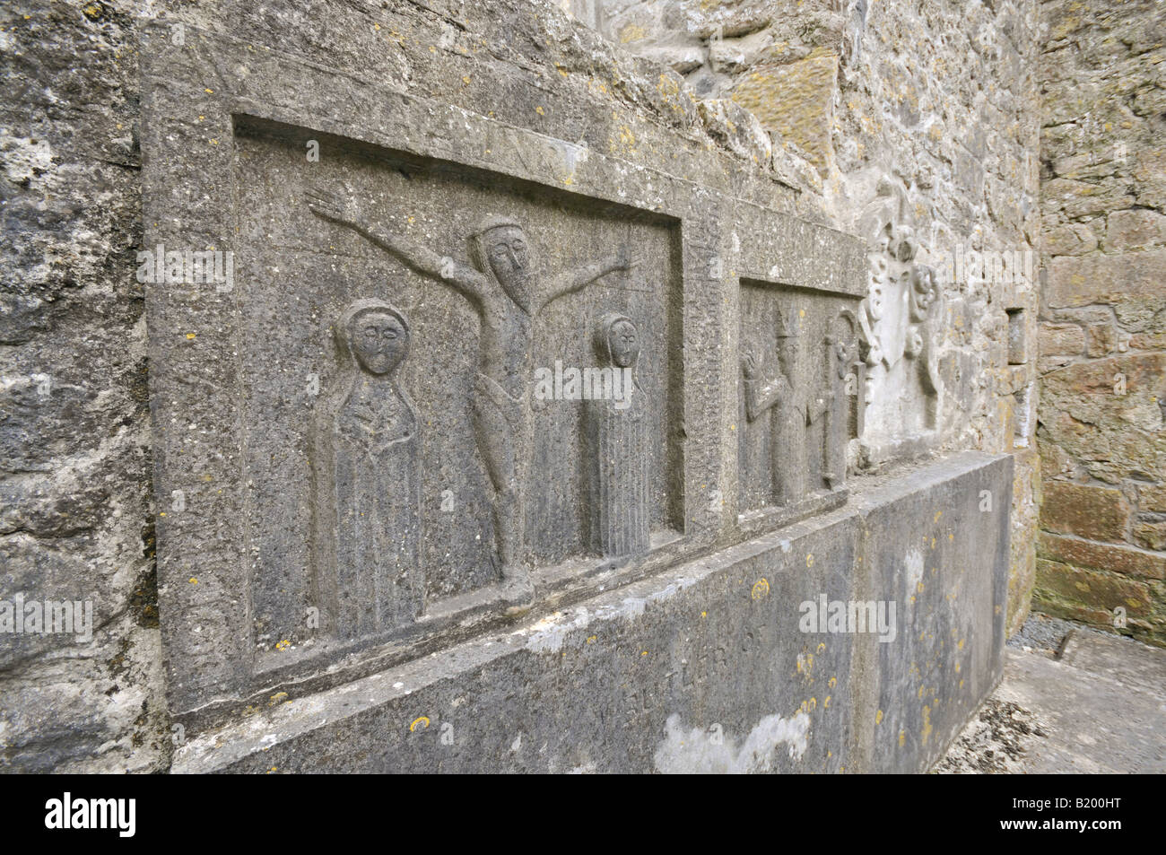 Steinschnitzereien in Kilmacduagh Kloster Stockfoto