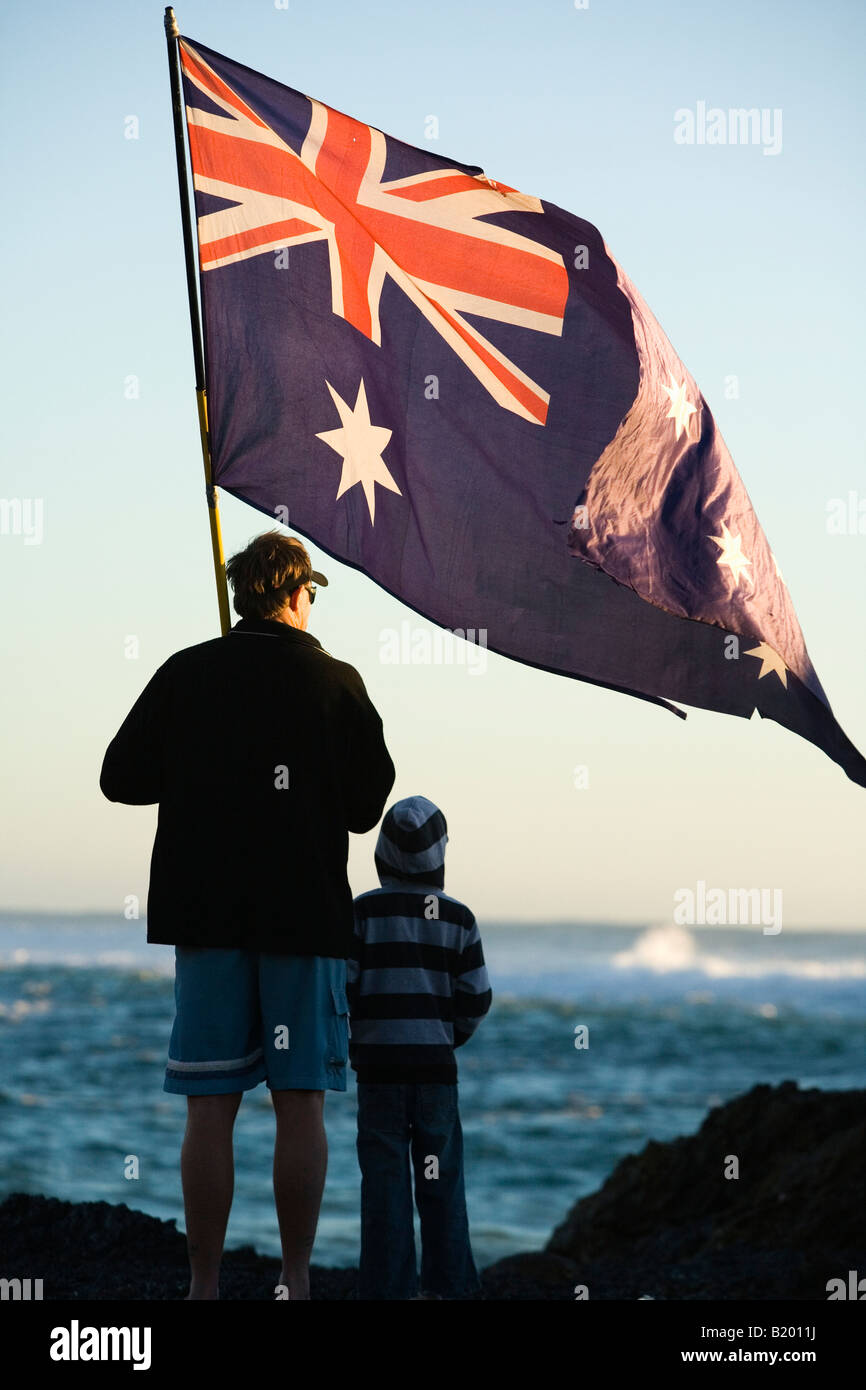 ANZAC Day, Vater und Sohn halten die australische Flagge Stockfoto