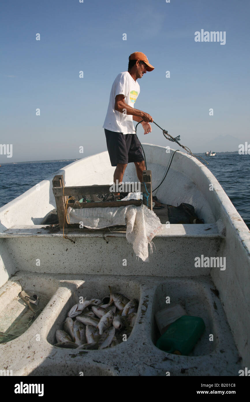 Fischer senkt eine Linie, Zihuatanejo, Guatemala Stockfoto