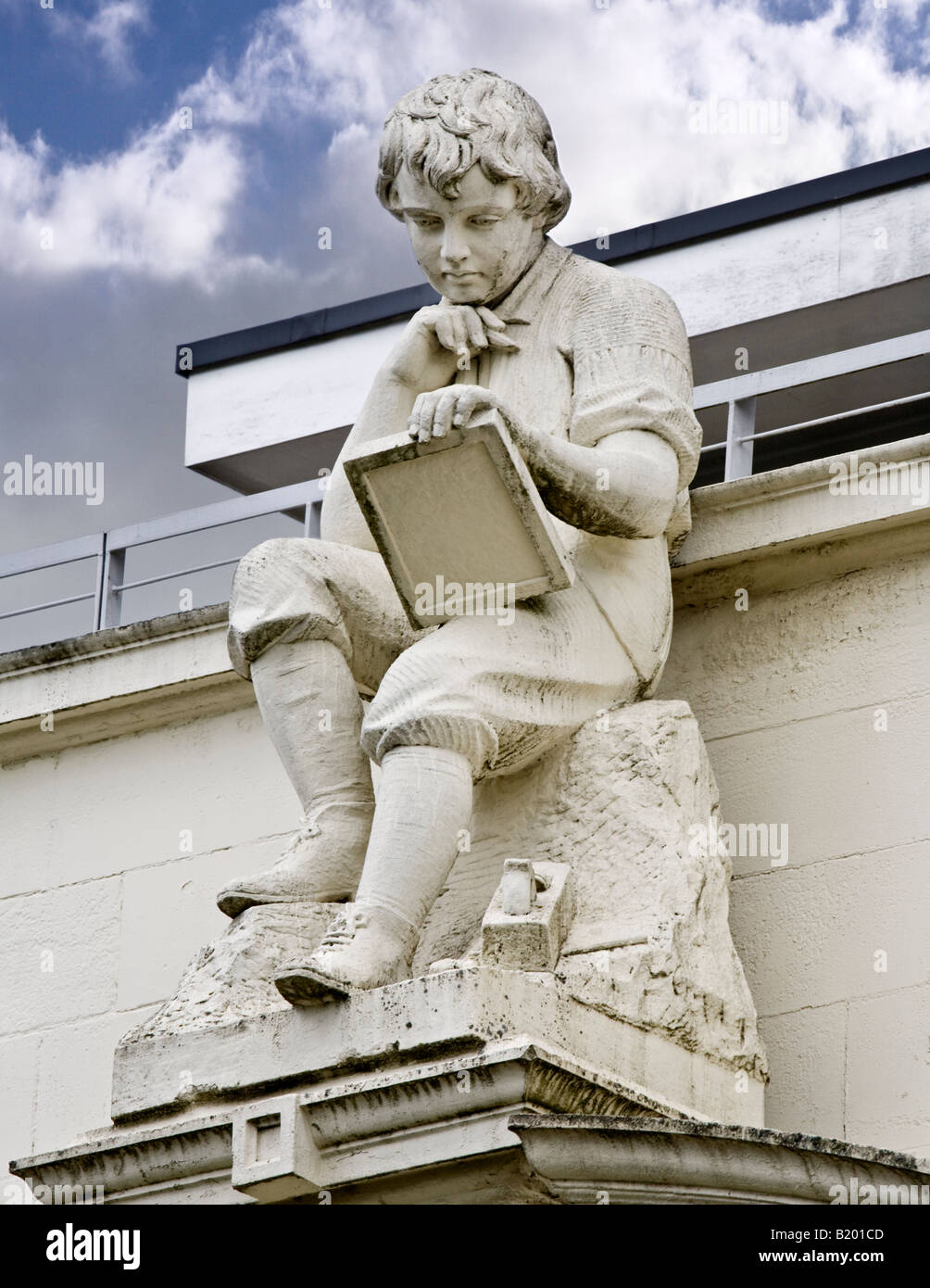Die Mathematiker-Skulptur von William Brodie sitzt auf dem ehemaligen Greenview Schulgebäudes, Glasgow, Schottland. Stockfoto