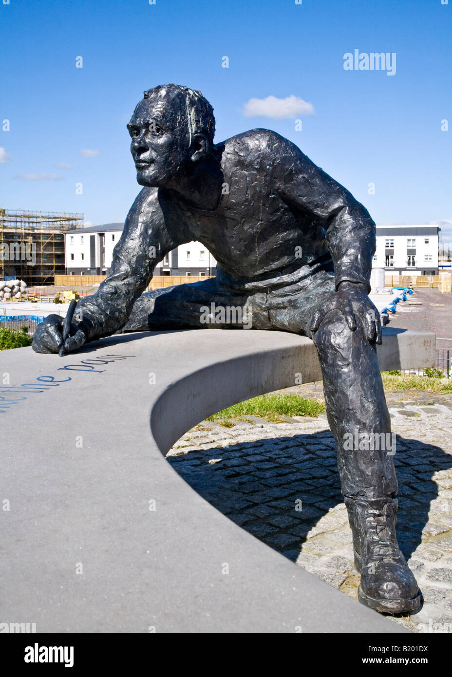 Eines der Bronze Werftarbeiter Skulpturen am Clyde View Park, Renfrew, Schottland. Stockfoto