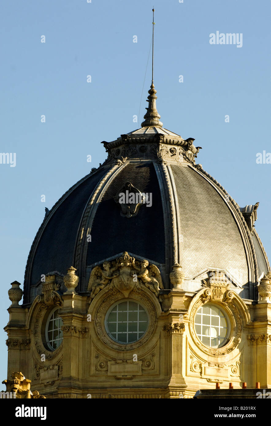 Gebäude-Kuppel auf der St-Michel mit einer Kommunikation-Antenne in das Fenster, Paris, Frankreich Stockfoto
