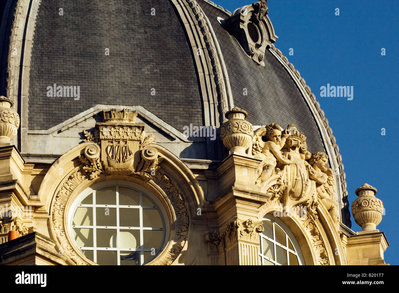 Gebäude-Kuppel auf der St-Michel mit einer Kommunikation-Antenne in das Fenster, Paris, Frankreich Stockfoto