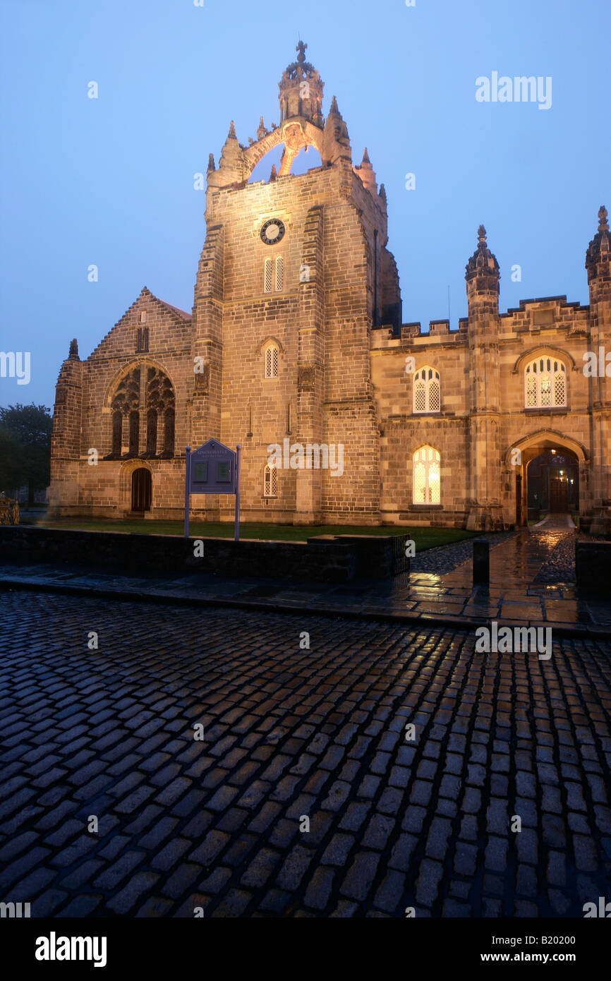 Stadtzentrum von Aberdeen, Schottland. Kings College Kapelle am College Grenzen Old Aberdeen mit dem Viereck Eingang im Vordergrund. Stockfoto