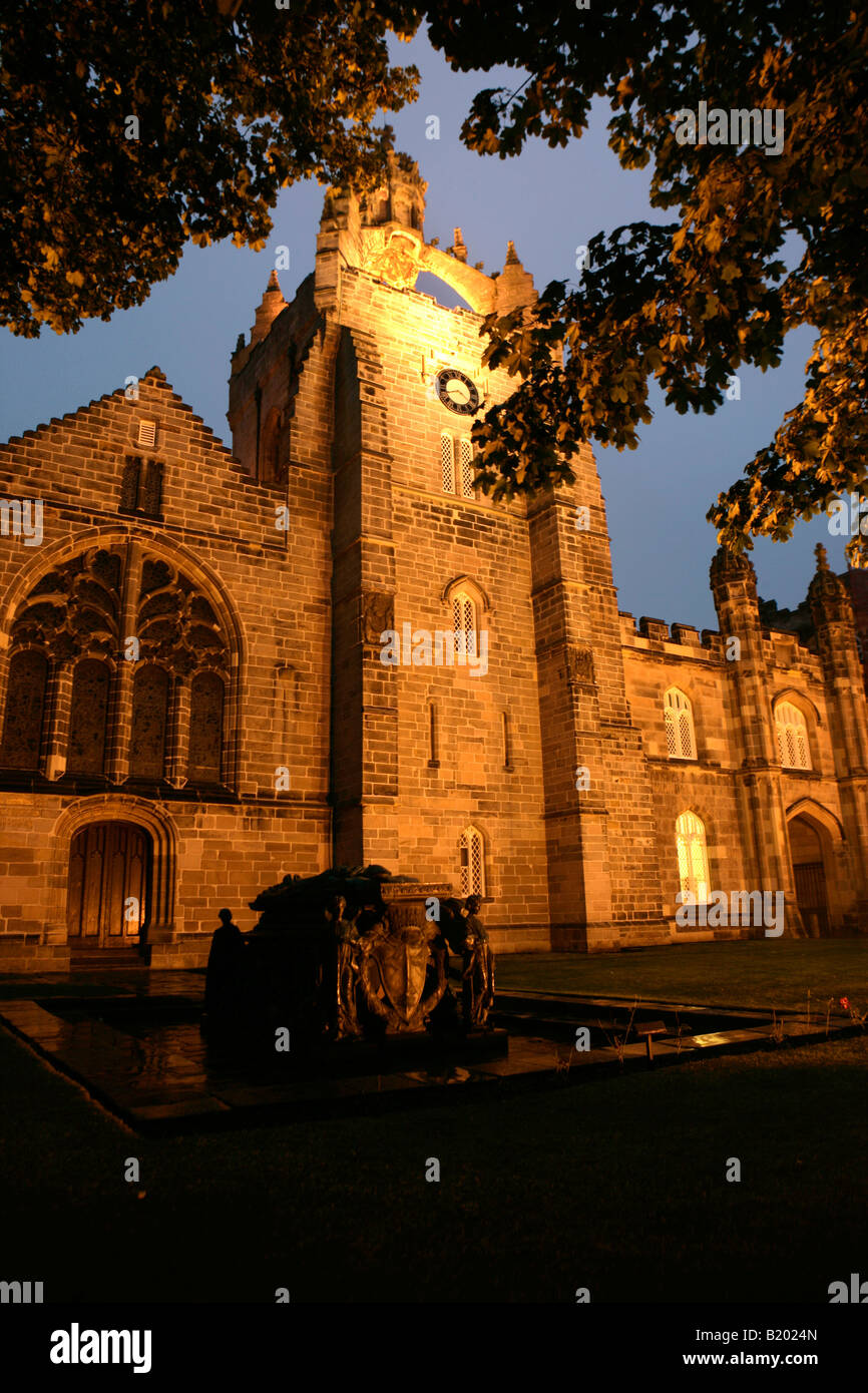 Stadtzentrum von Aberdeen, Schottland. Kings College Kapelle am College Grenzen Old Aberdeen mit dem Elphinstone-Denkmal im Vordergrund. Stockfoto