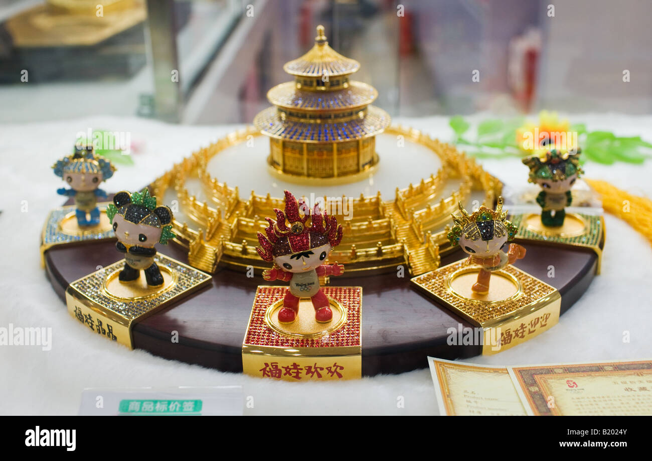 Crystal jeweled 2008 Olympischen Spiele Fuwa Maskottchen Platte im Souvenir-Shop Wangfujing Street Peking China Stockfoto
