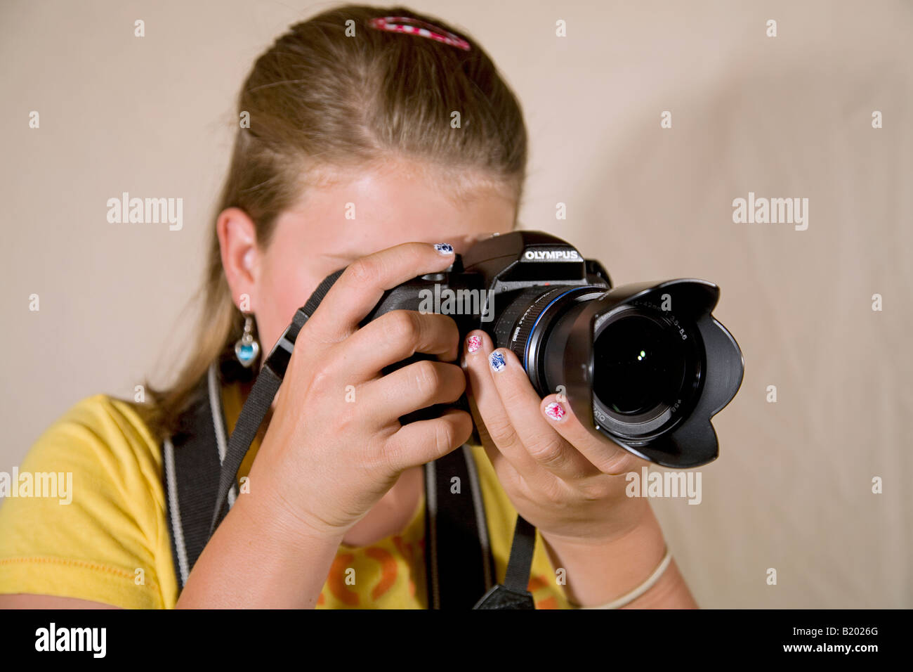 Ein junges Mädchen mit dem Fotografieren mit einer digitalen SLR-Kamera Stockfoto