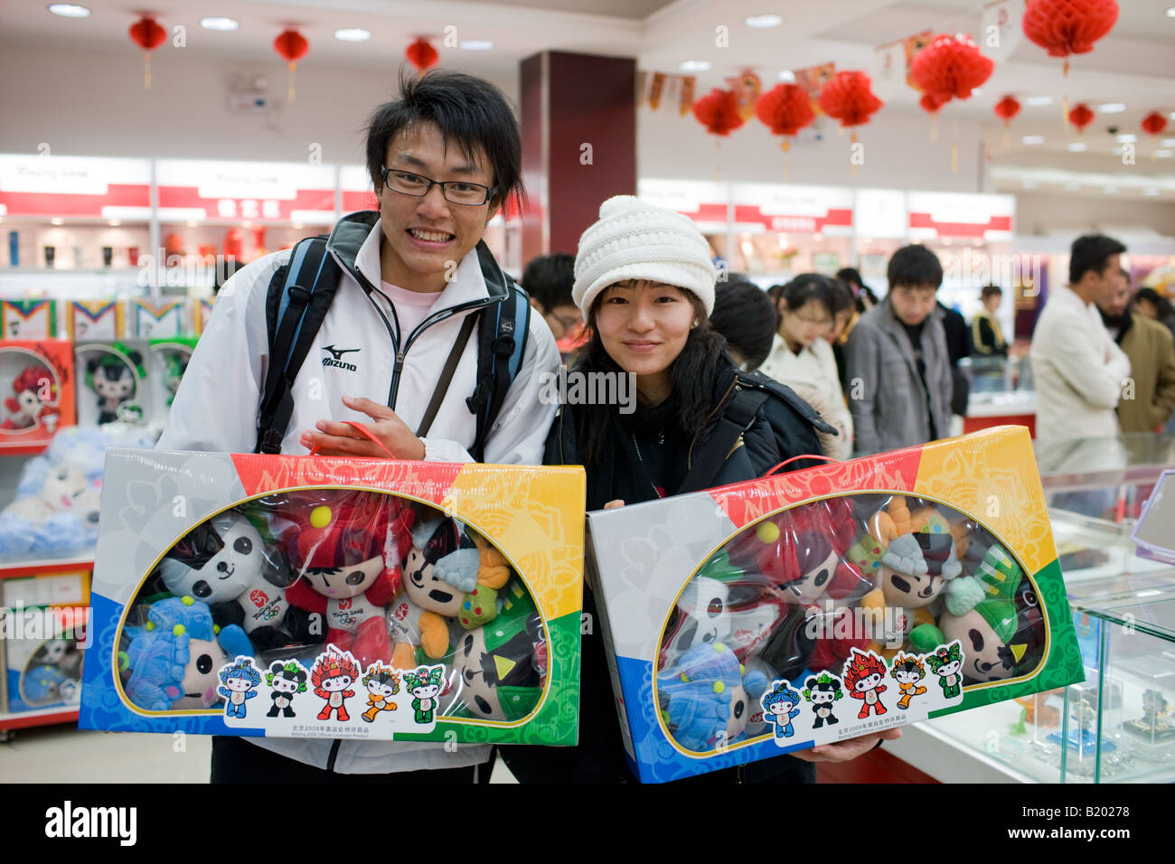 Paar zu halten Boxen 2008 Olympischen Spiele Fuwa Maskottchen Zeichen im Souvenir shop Wangfujing Street China Stockfoto