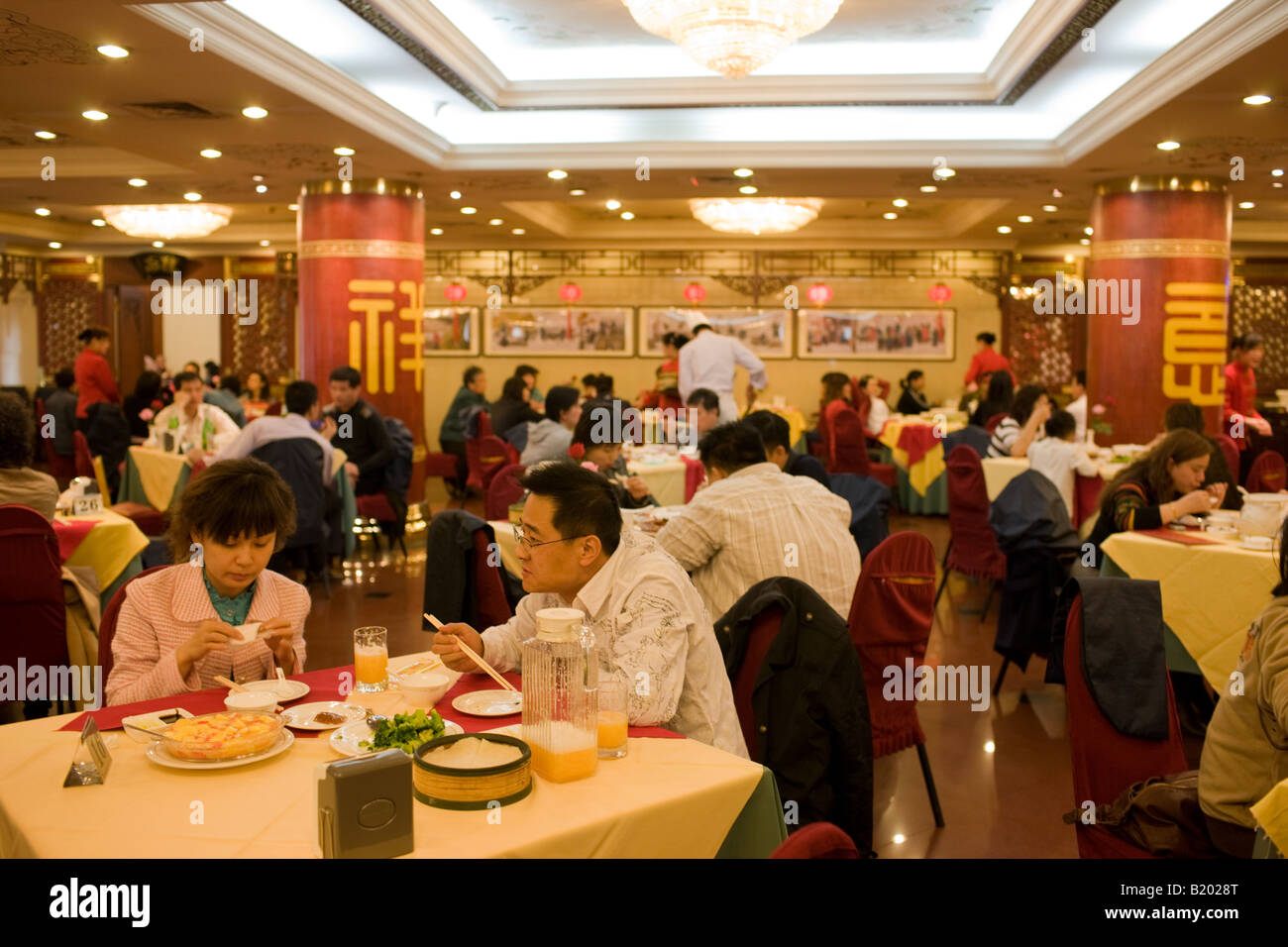 Gäste an Tischen im Quanjude Roast Duck Restaurant Wangfujing Street Peking China Stockfoto