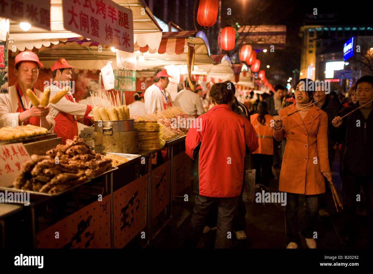 Käufer übergeben Verkaufsständen, Fleisch-Spieße und Mais auf die Kolben in der Nacht Markt Wangfujing Street Peking China Stockfoto