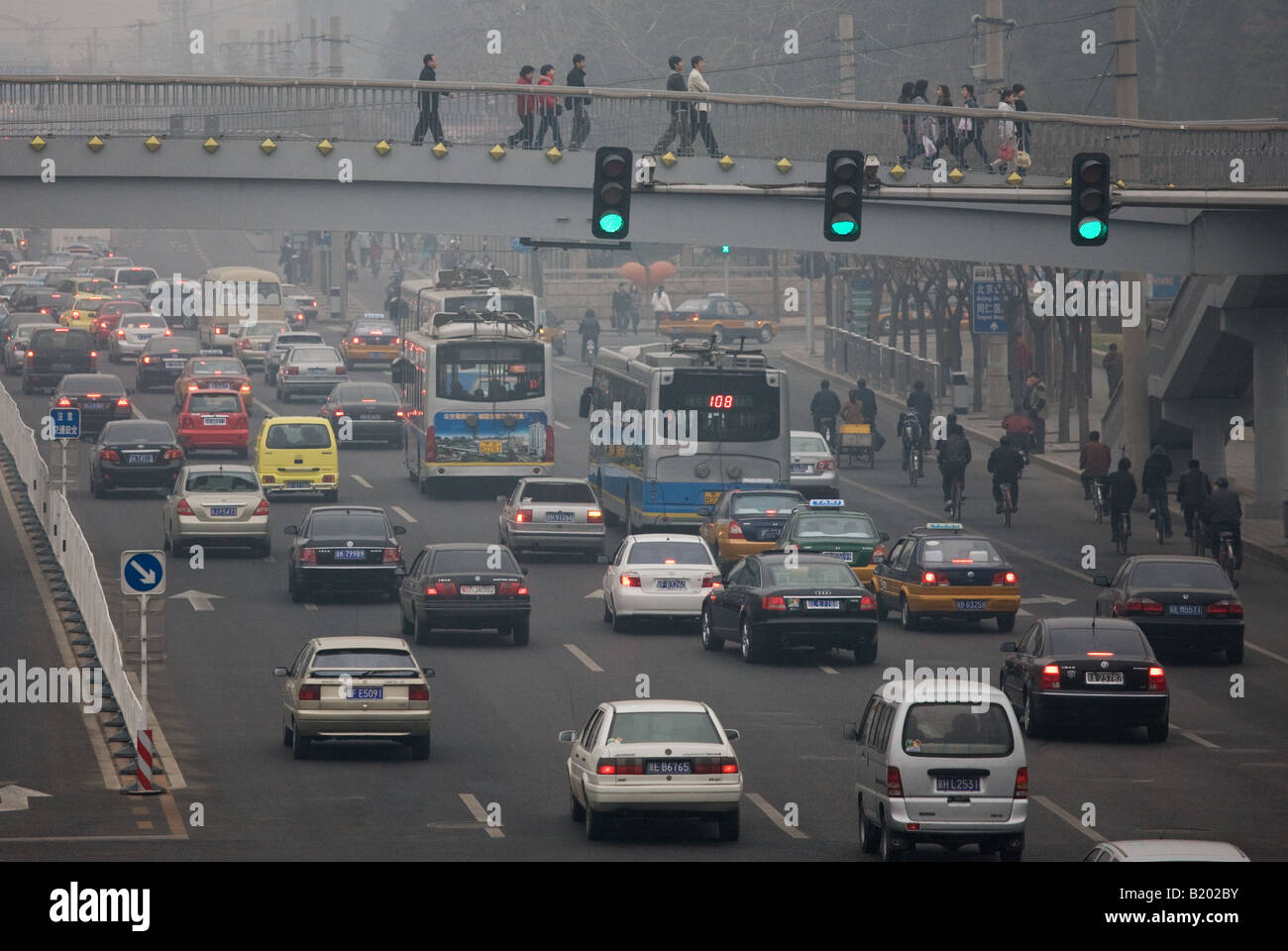 Fußgänger nutzen Fußgängerbrücke über schwere Verkehrsstaus und Luftverschmutzung Chang An Avenue Beijing China Stockfoto
