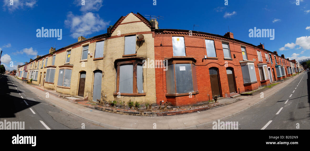 Gehäuse in Venmore Straße im Bezirk von Liverpool Anfield Road mit Brettern vernagelt bereit für eine Sanierung. Stockfoto