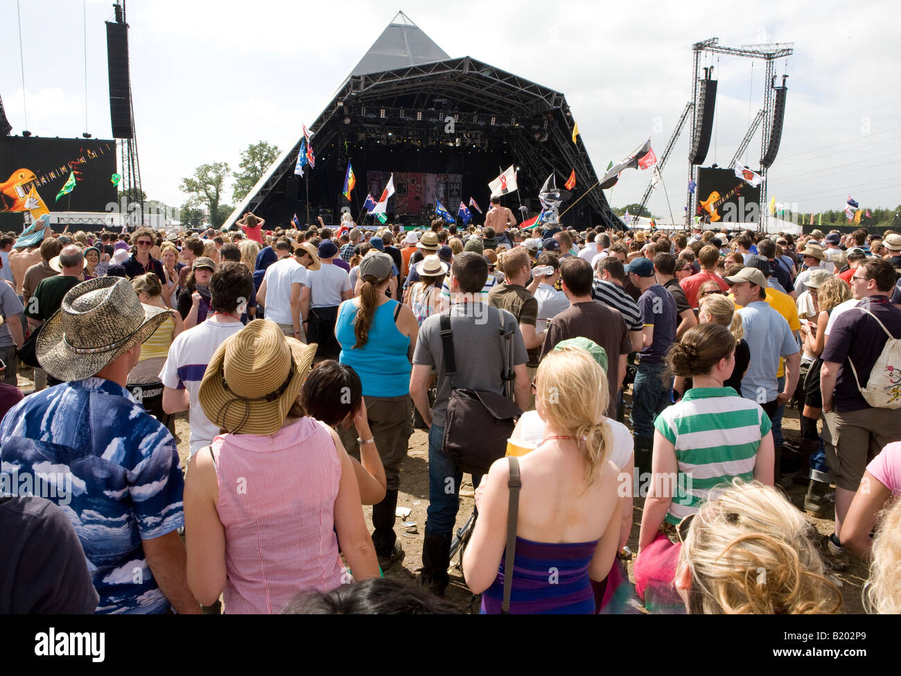 Menschen, die winken ihre Arme an der Musik Glastonbury Festival Pilton Somerset UK Europe Stockfoto