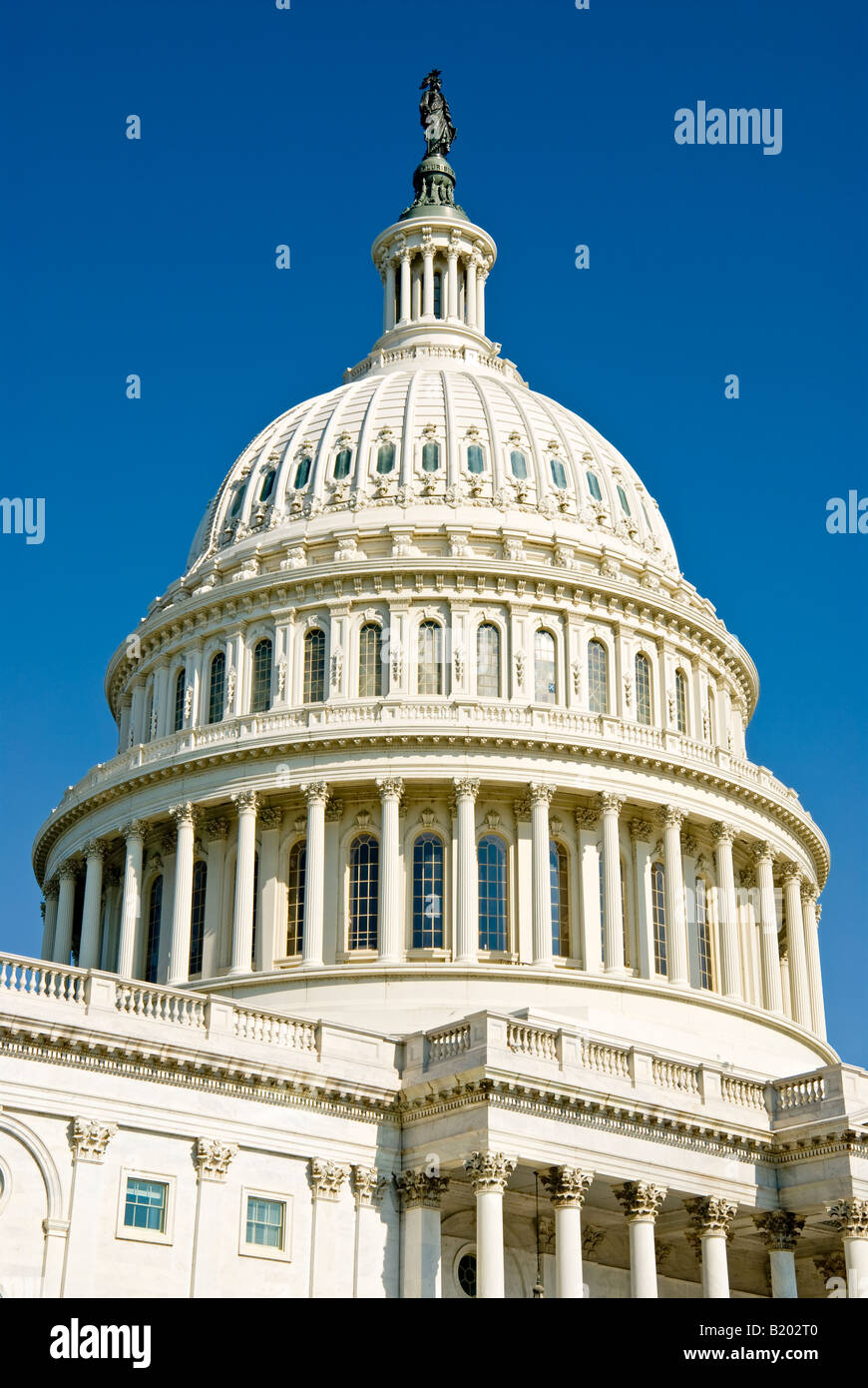 WASHINGTON, DC, Vereinigte Staaten – das Kapitol der Vereinigten Staaten steht majestätisch auf dem Kapitol Hill, dessen berühmte Kuppel sich über dem Ost- und Westflügel erhebt, in dem sich der Senat und das Repräsentantenhaus befinden. Dieses neoklassizistische Meisterwerk, Sitz des US-Kongresses, dient als Sitz der Legislativabteilung der Bundesregierung. Seine markante weiße Fassade und seine große Architektur machen ihn zu einem der bekanntesten Symbole der amerikanischen Demokratie und Regierungsführung. Stockfoto