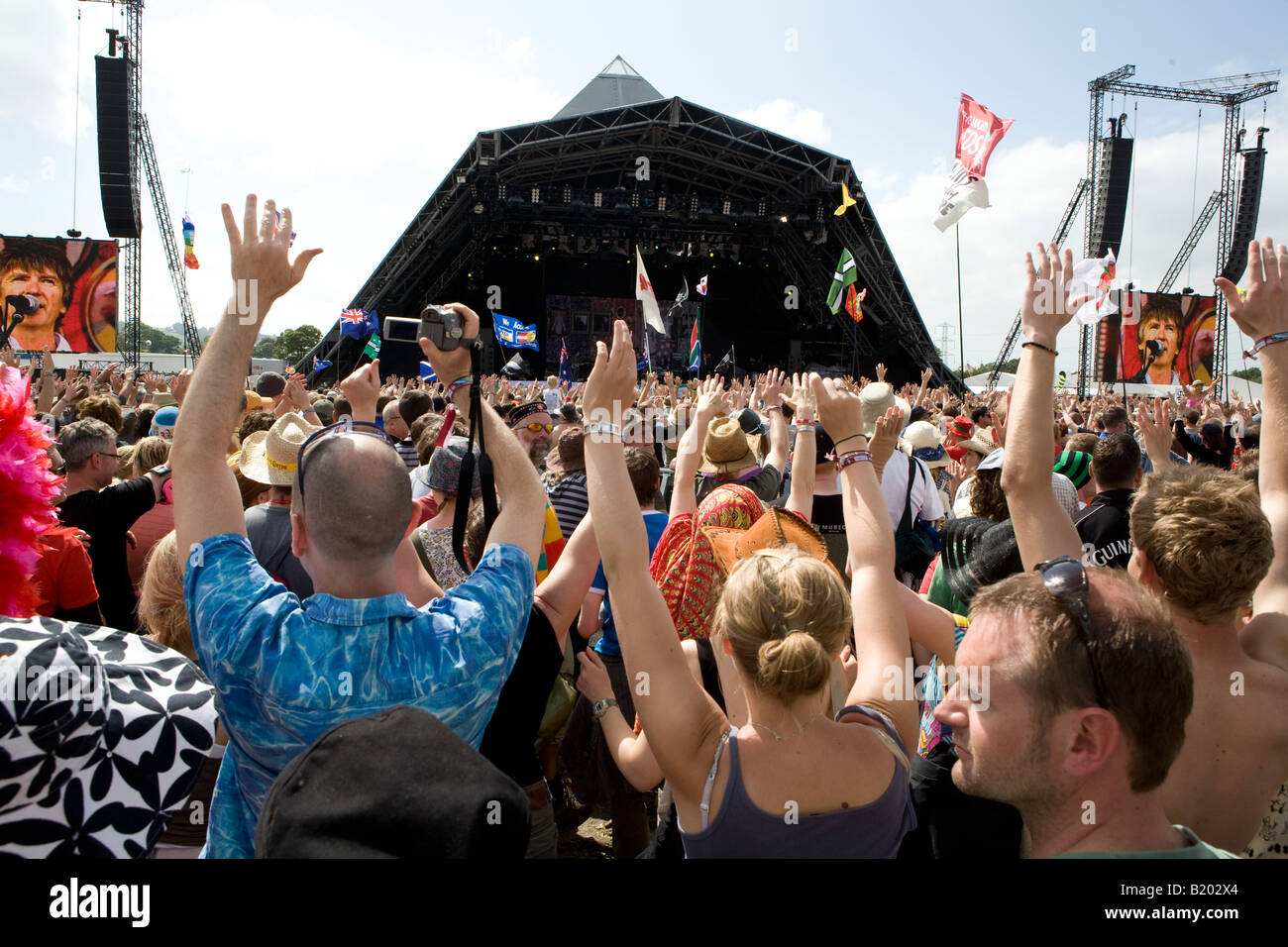 Menschen, die winken ihre Arme an der Musik Glastonbury Festival Somerset UK Europe Stockfoto
