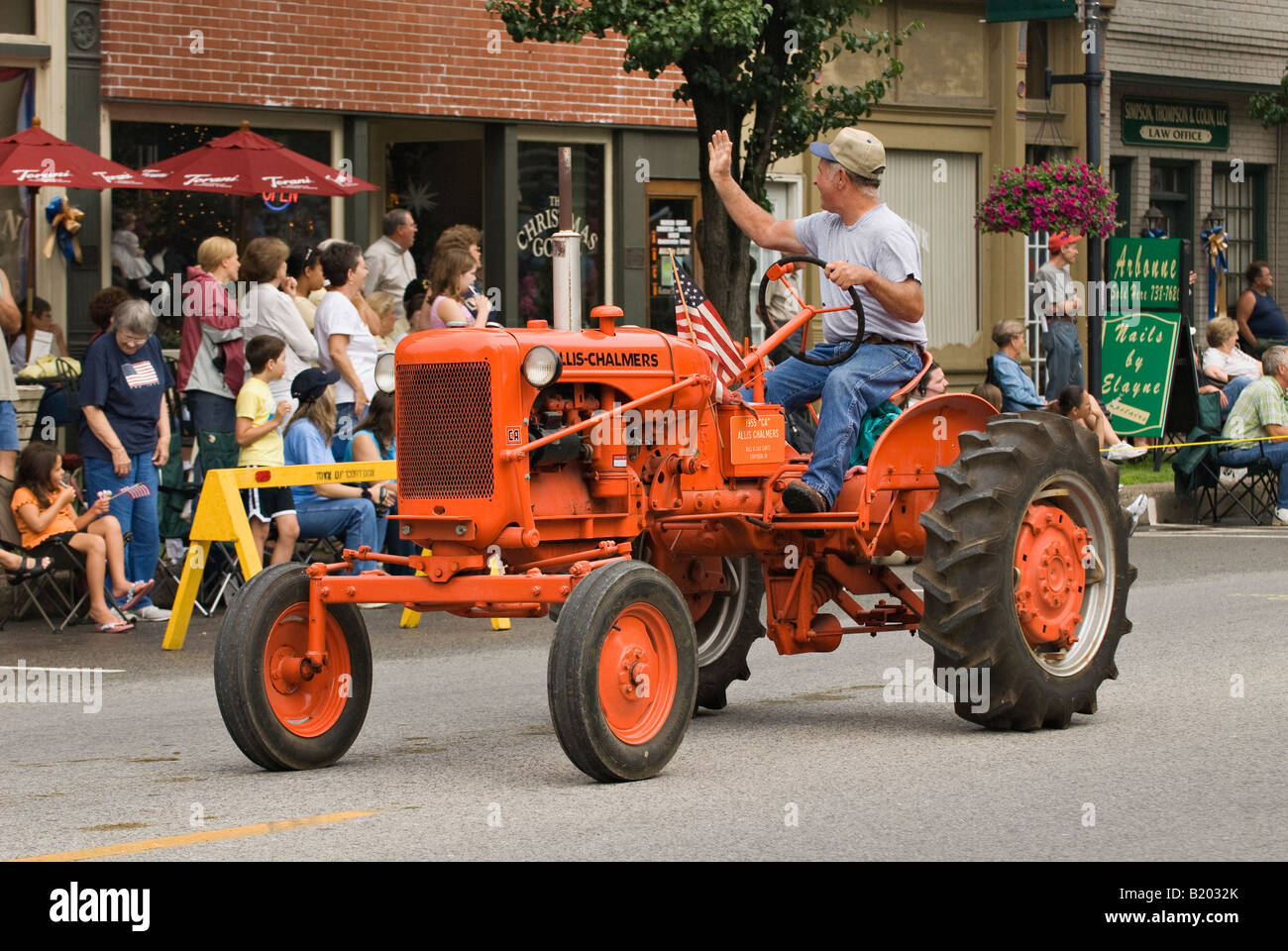 Mann, Jahrgang 1955 Allis Chalmers Traktor zu fahren, in Independence Day Parade Corydon Indiana Stockfoto