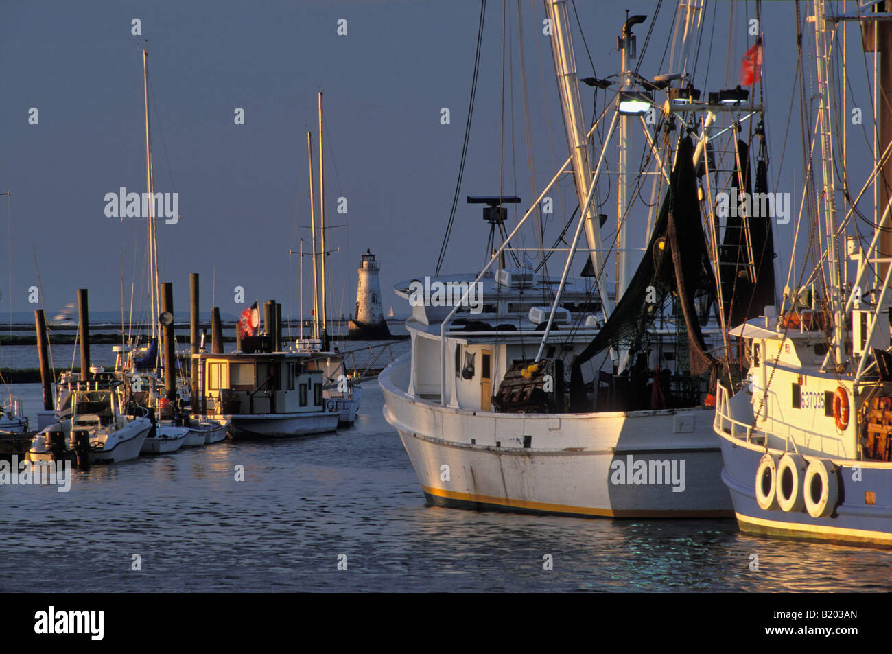 Cockspur Island Lighthouse hinter gedockt Boote Chatham County Georgia gesehen Stockfoto