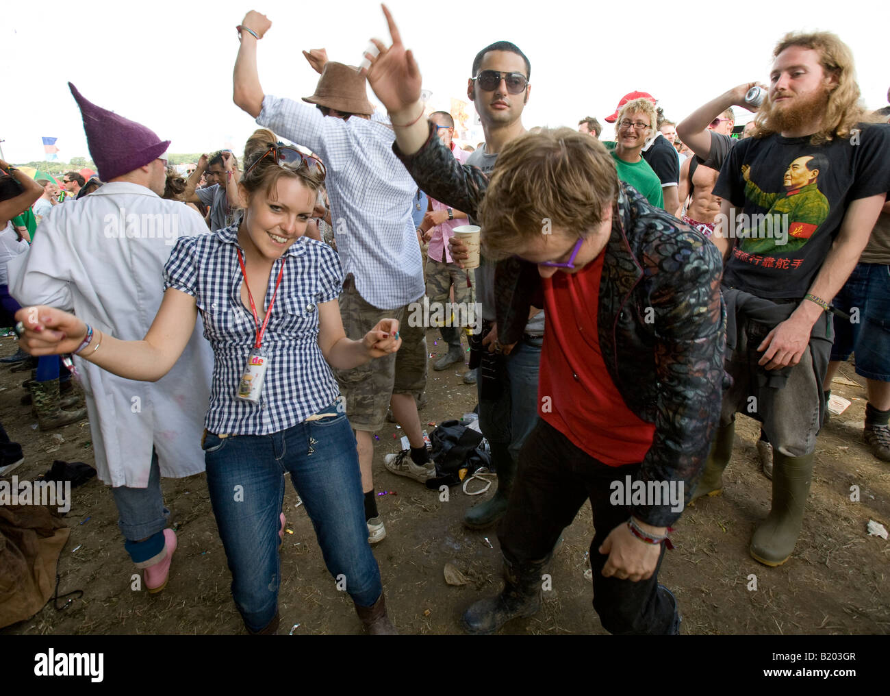 Menschen einstechen, DJ spielt Techno Musik Glastonbury Festival Pilton Somerset UK Europe Stockfoto