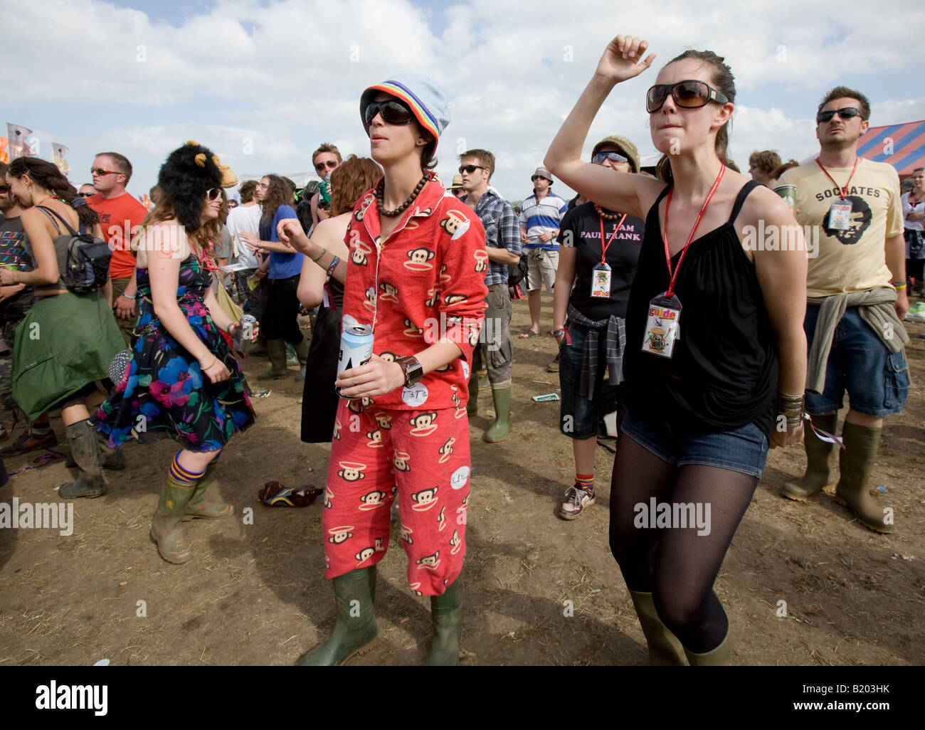 Menschen einstechen, DJ spielt Techno Musik Glastonbury Festival Pilton Somerset UK Europe Stockfoto