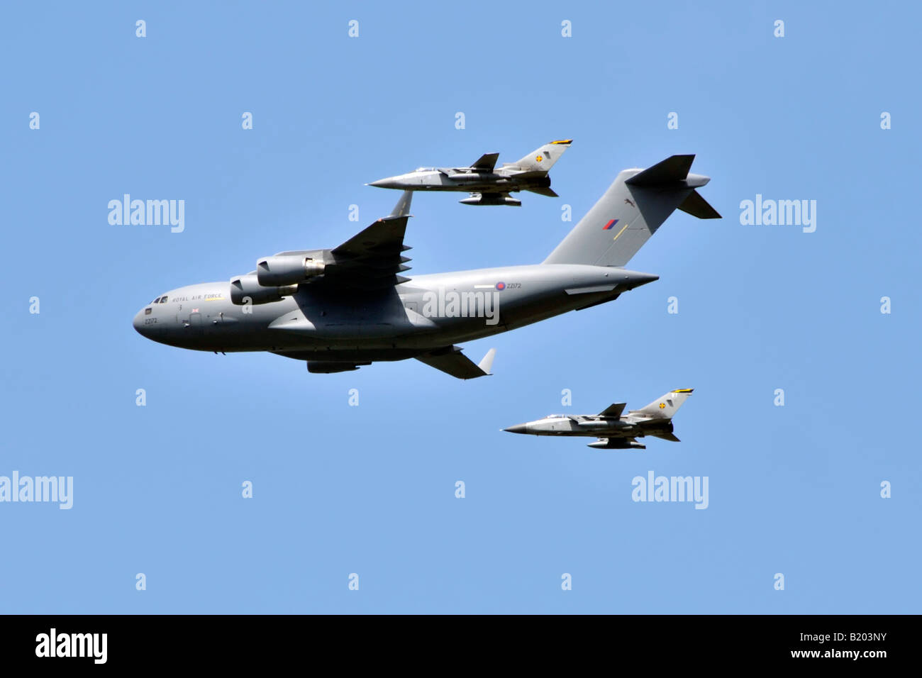 RAF C17 Boeing Globemaster III strategische Transportflugzeug eskortiert von zwei F3 Tornado-jets Stockfoto