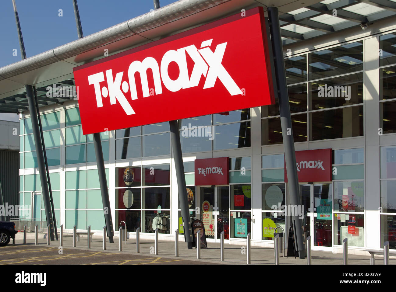 TK Maxx-Ladenzeile auf ein Fachmarktzentrum in Essex Stockfoto