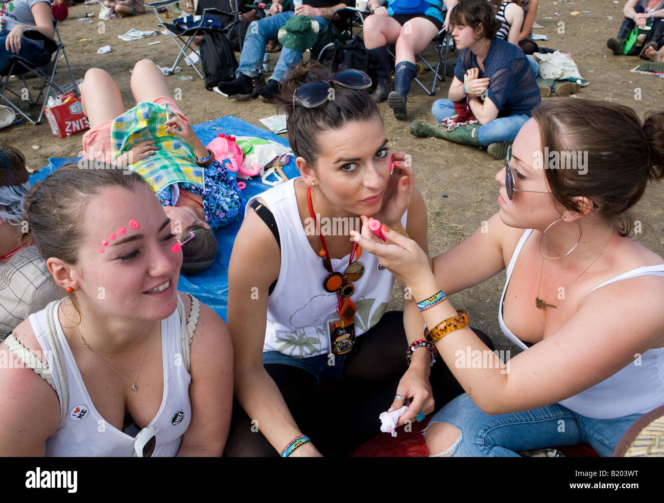 Frauen malen Gesichter bei Glastonbury Festival Pilton Somerset UK Europe Stockfoto