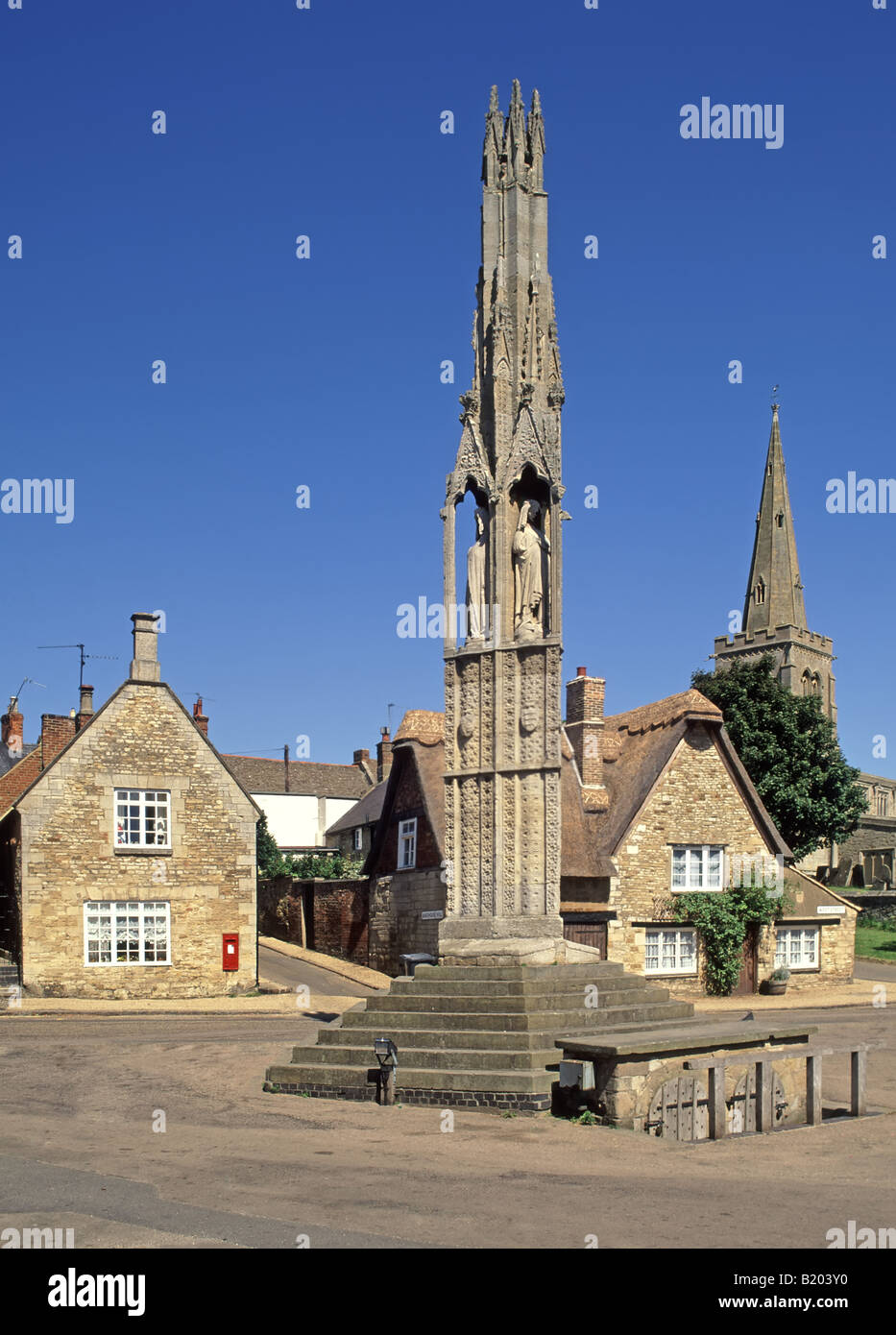 Das Geddington Eleanor Cross historische Denkmal erinnert an Eleanor of Castile Ehefrau von König Eduard I. markiert die Sargroute von Northamptonshire nach London Stockfoto