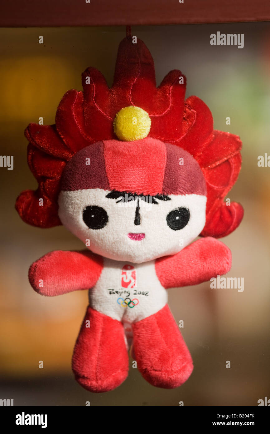 2008 Olympischen Spielen offizielle Souvenirs Fuwa Maskottchen Olympische Flamme Charakter Huan Huan in Beijing Shop China Stockfoto
