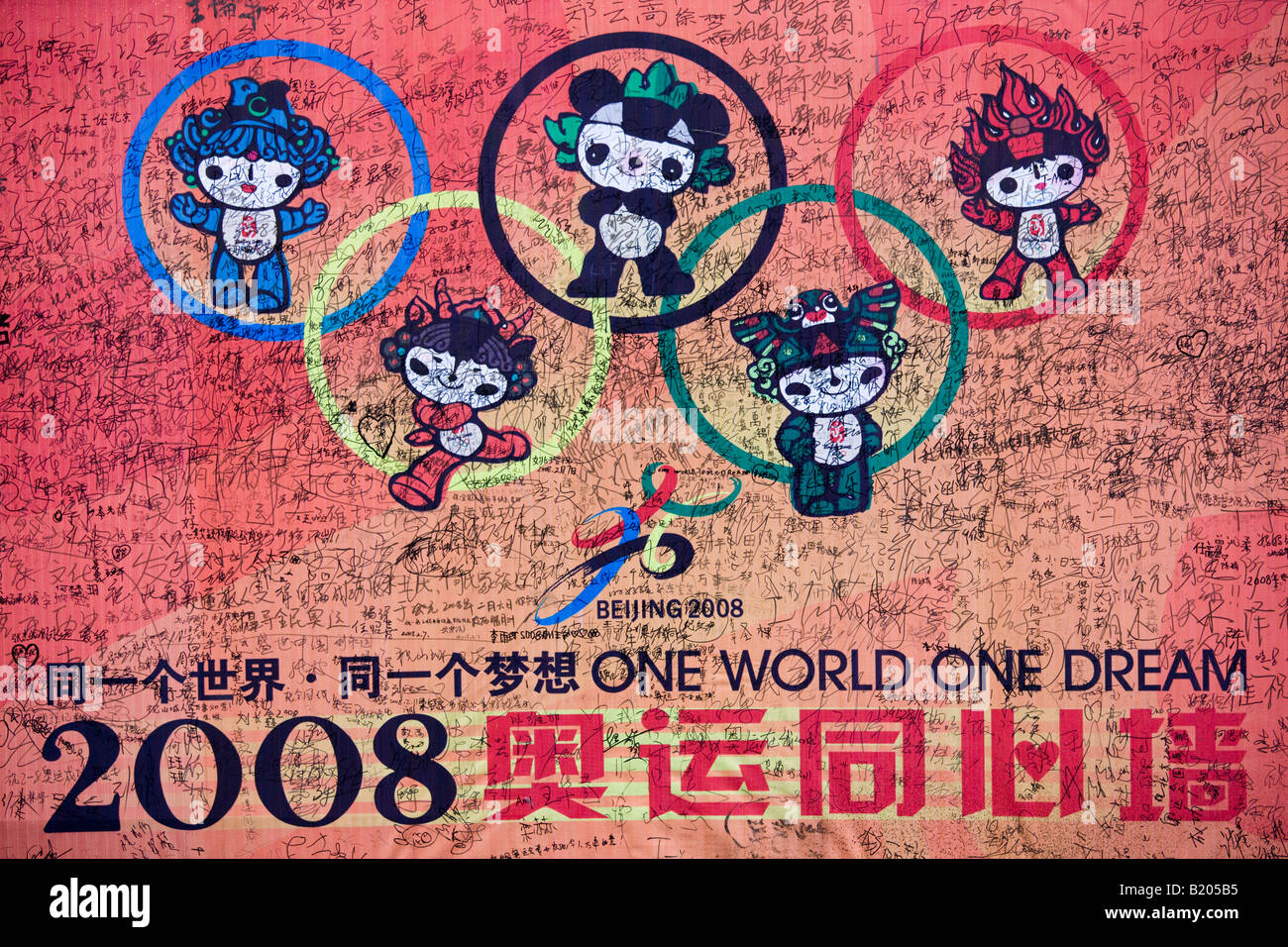 Goodwill-Nachrichten auf 2008 Olympischen Spiele in Peking Poster mit Fuwa Maskottchen Bei Jing Huan Ying Ni in Chongqing, China Stockfoto