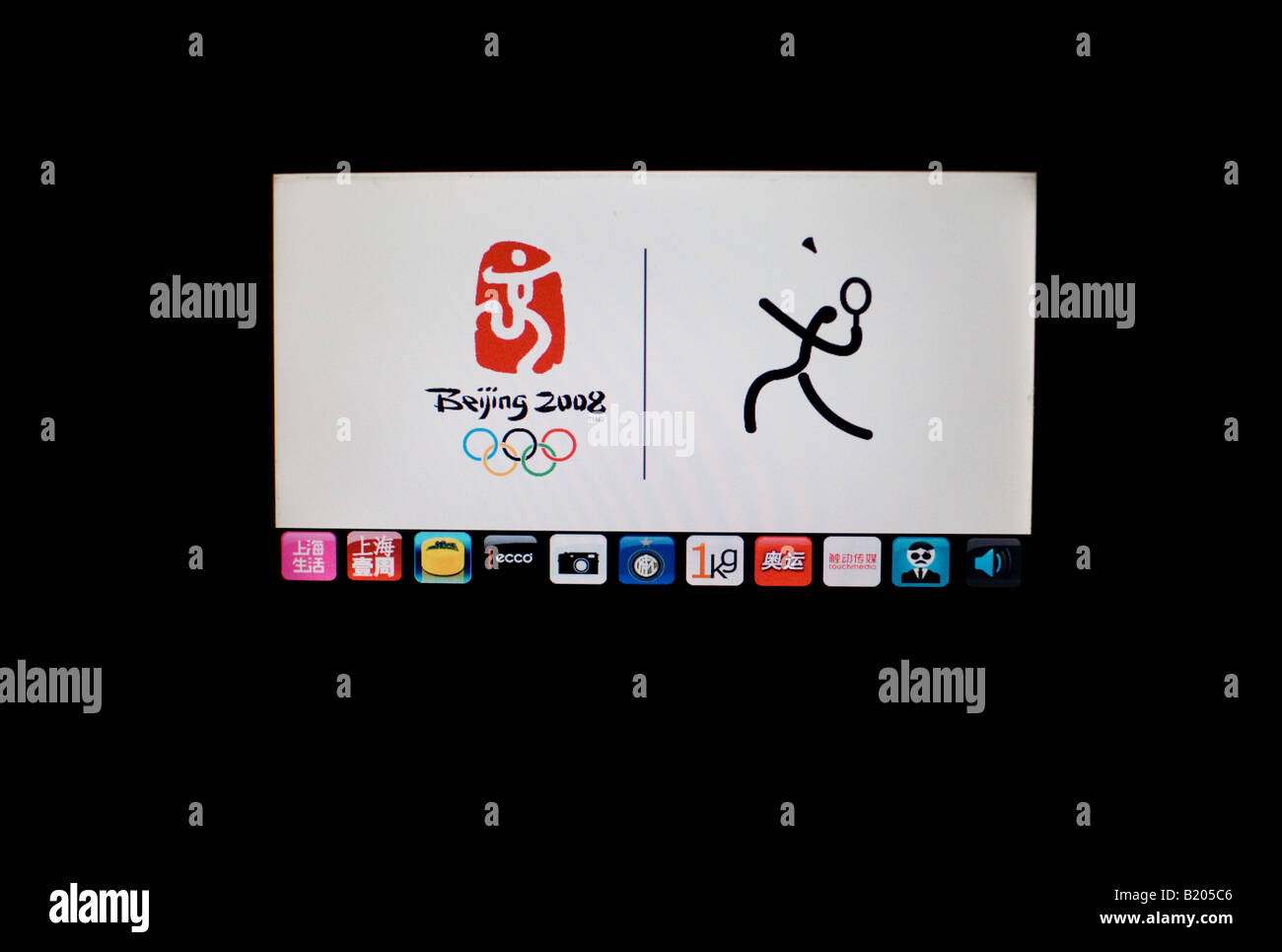 Olympischen Spiele in Peking 2008 Werbung mit Maskottchen auf Passagier-Bildschirm im Taxi in Shanghai Stockfoto