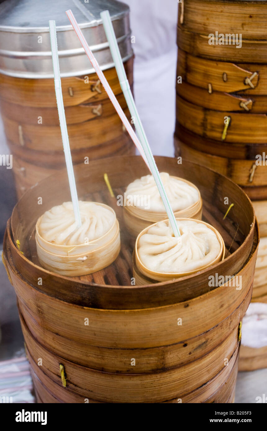 Suppe Knödel mit einem Strohhalm zum Verkauf in der Yu Garten Basar Markt in Shanghai Stockfoto