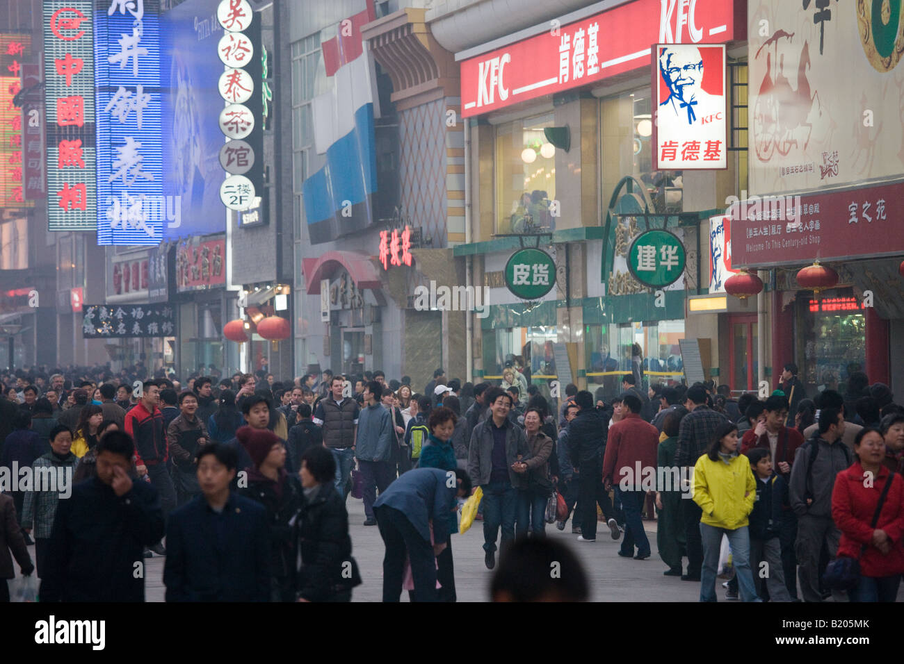 Fußgänger voll Wangfujing-Straße und Geschäfte in smoggy Zentrum von Peking-China Stockfoto