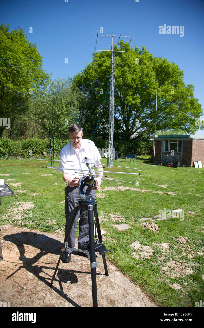 AMATEUR-RADIO-ENTHUSIASTEN MIT ANTENNEN- UND SATELLITEN-TRACKING-GERÄTE Stockfoto