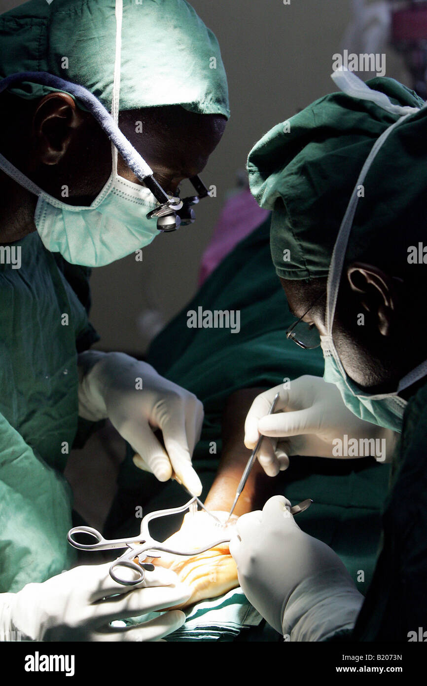 Chirurgen bei der Arbeit in einem Krankenhaus in Kenia Stockfoto