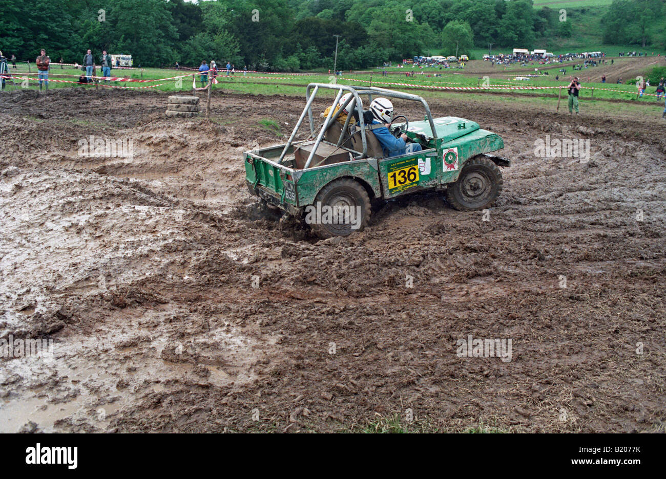 Grünes Land Rover Series 1 basierte Offroad-Racer im Wettbewerb the1993 A.R.C National Rally. Stockfoto