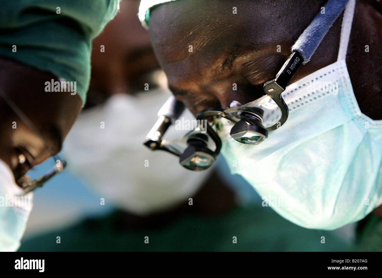 Chirurgen bei der Arbeit in einem Krankenhaus in Kenia Stockfoto