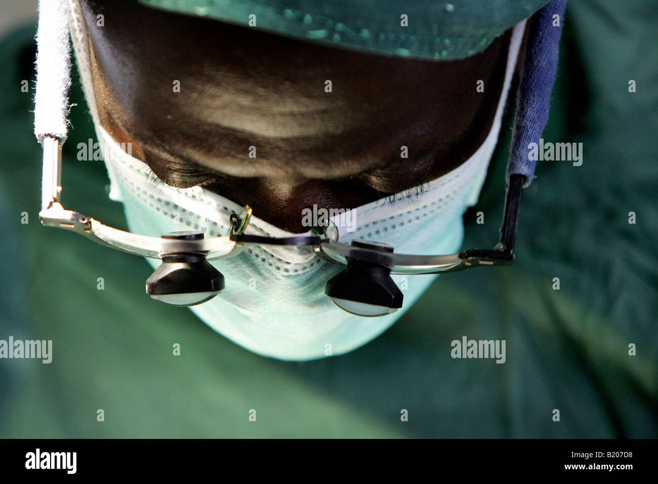 Chirurg bei der Arbeit in einem Krankenhaus in Kenia Stockfoto