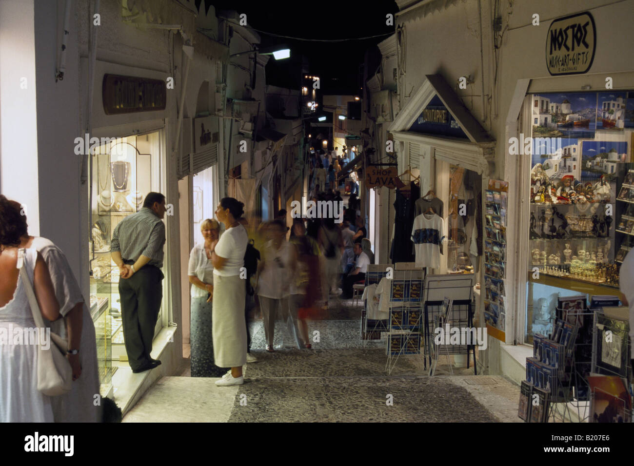 Einkaufen in Thira auf Santorin in Griechenland Cyclades Stockfoto