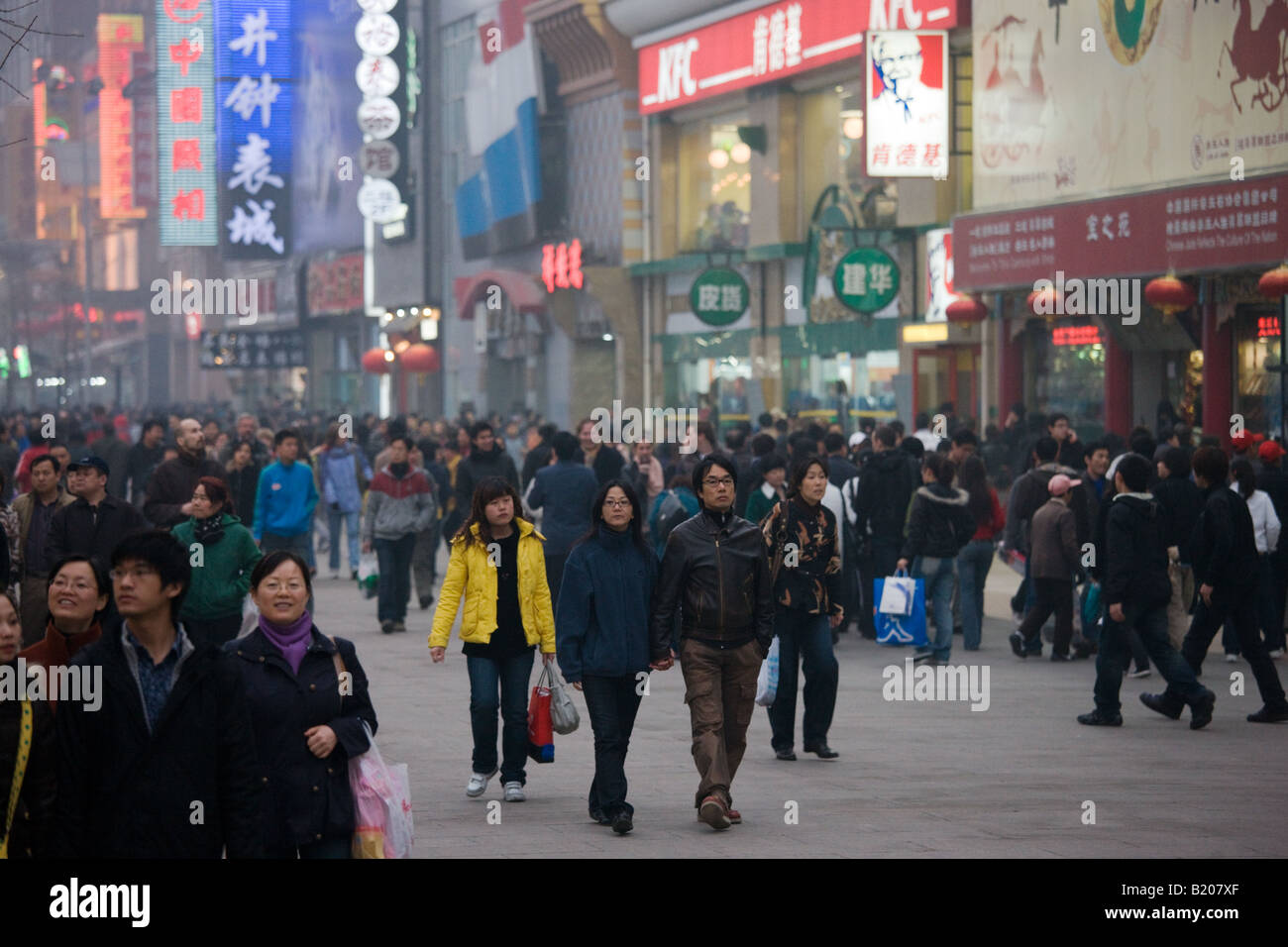 Fußgänger voll Wangfujing-Straße und Geschäfte in smoggy Zentrum von Peking-China Stockfoto