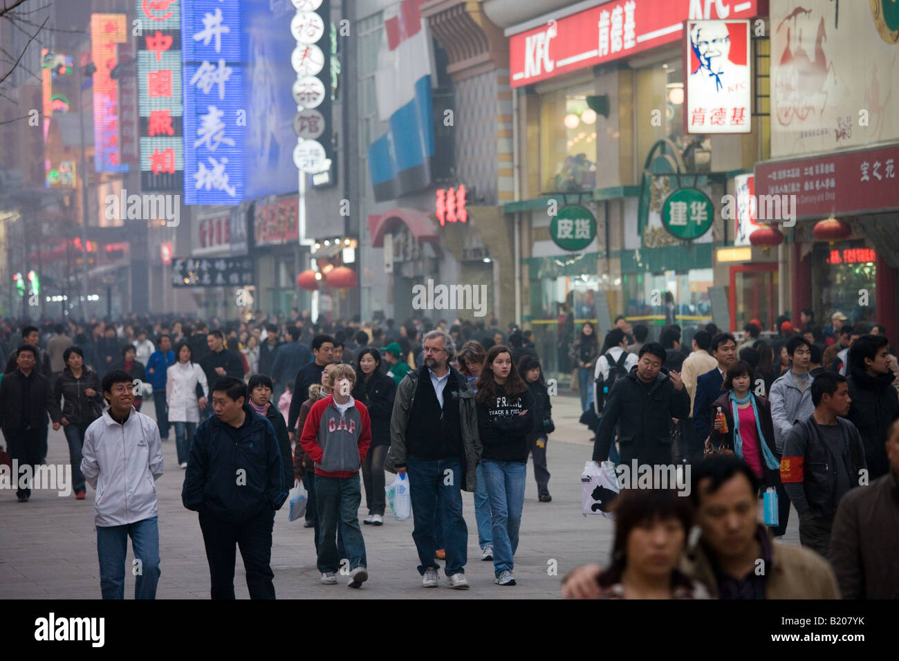 Fußgänger voll Wangfujing-Straße und Geschäfte in smoggy Zentrum von Peking-China Stockfoto