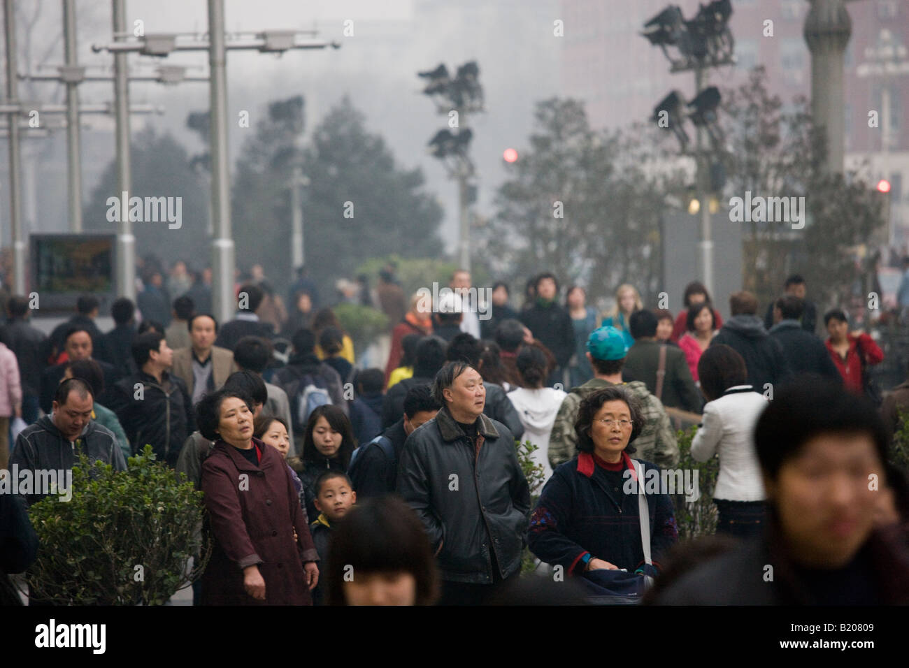 Überfüllte Straße Ecke Chang An Avenue und Wangfujing-Straße in Peking China Stockfoto